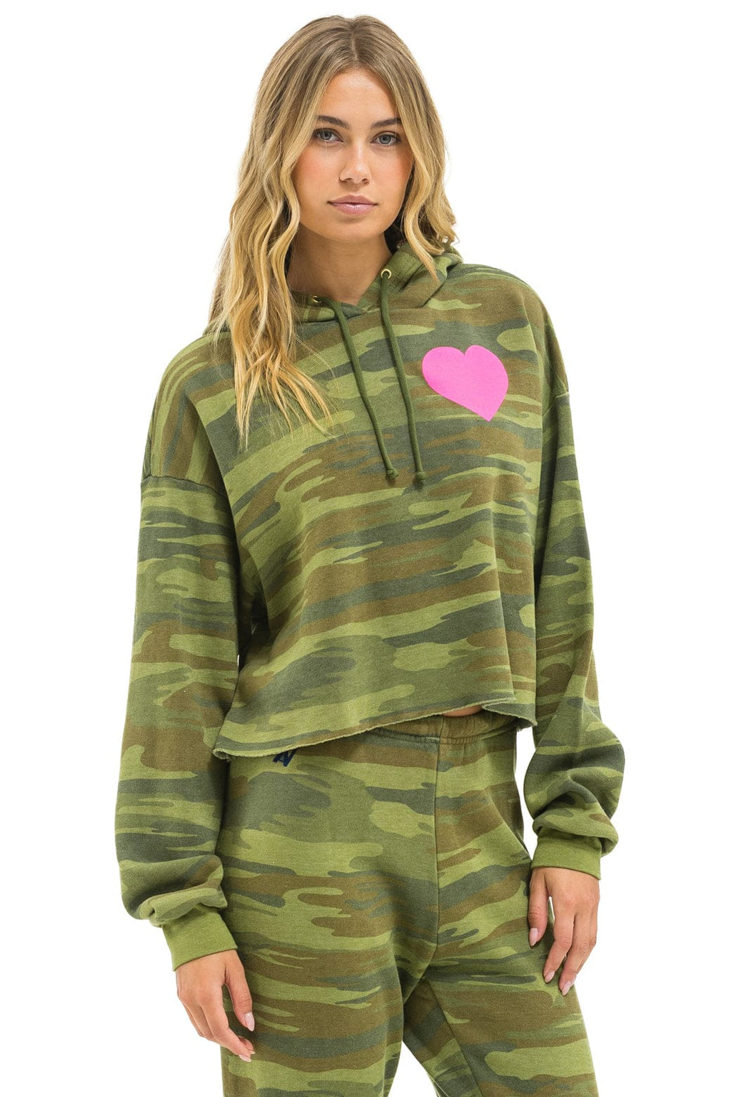 Retro HEART RELAXED CROPPED PULLOVER HOODIE - CAMO NEON PINK
