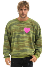 Retro HEART PRINT RELAXED CREW SWEATSHIRT - CAMO NEON PINK