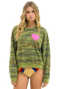 Retro HEART PRINT RELAXED CREW SWEATSHIRT - CAMO NEON PINK
