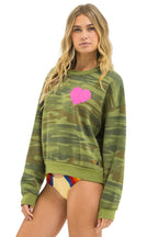 Retro HEART PRINT RELAXED CREW SWEATSHIRT - CAMO NEON PINK