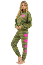 Retro HEART PRINT RELAXED CREW SWEATSHIRT - CAMO NEON PINK