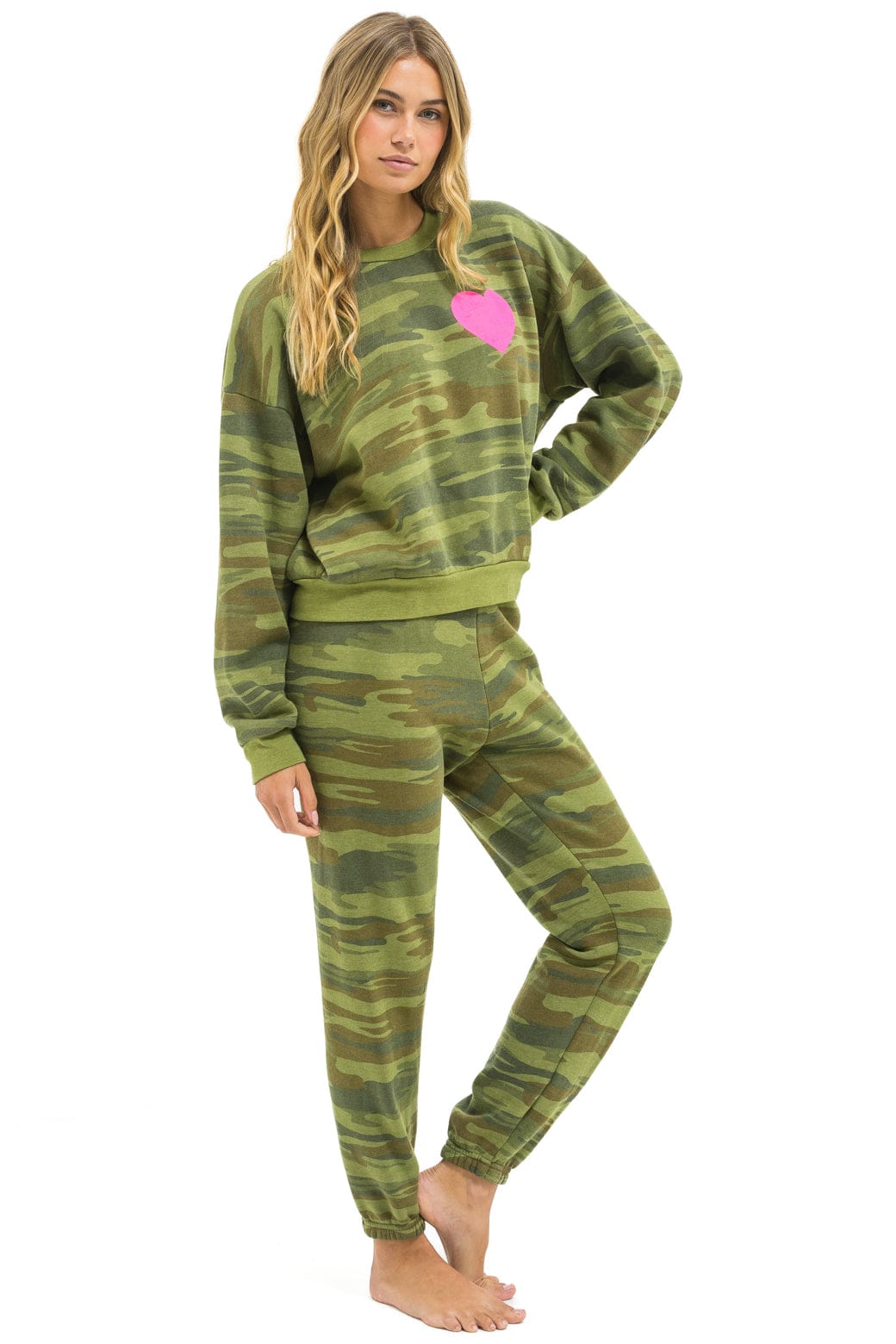 Retro HEART PRINT RELAXED CREW SWEATSHIRT - CAMO NEON PINK